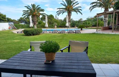 Bralos House | Kinetious Nisous Stylish Apt, Pool, near the Beach