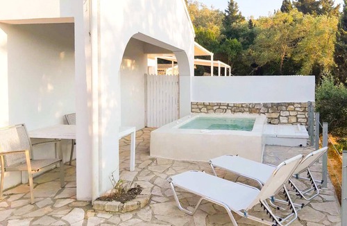 Ieromonachos House | Kirki s Cozy Getaway - Paxoi Getaway w Jacuzzi