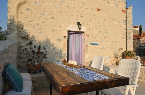 Pyrgou Dirou Ski Chalet | Kivotos Mani – Traditional Charm & Coastal Views