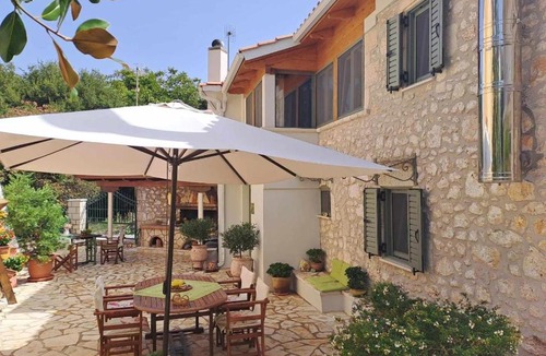 Drimonas House | La casa di Bella a tradional stone house with barbecue
