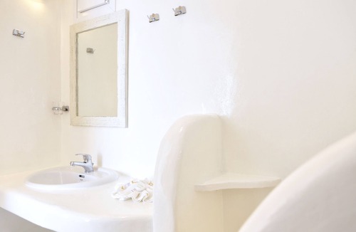 Agios Stefanos House | La Maison Blanche