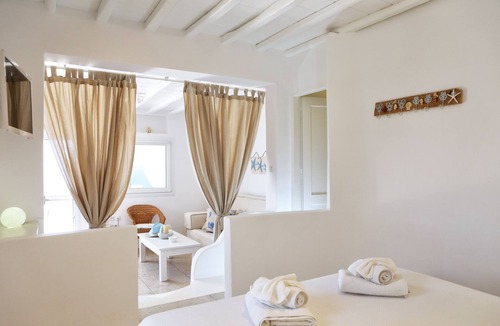 Agios Stefanos House | La Maison Blanche