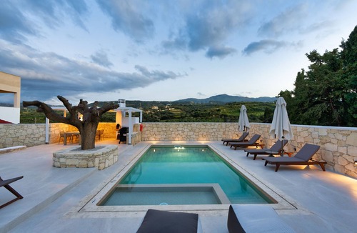 Xiro Chorio House | La Serena Residence & Farm with Heated Pool