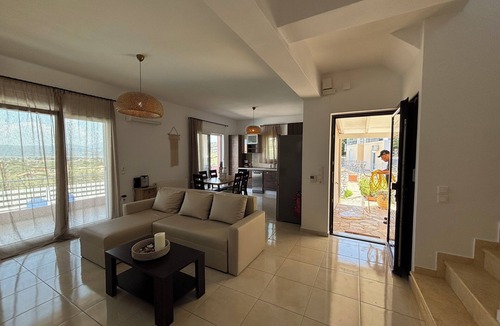 Apolpaina Villa | Last Minute Offers at Villa Nikoleta with Private Pool & Views of Lefkada Town