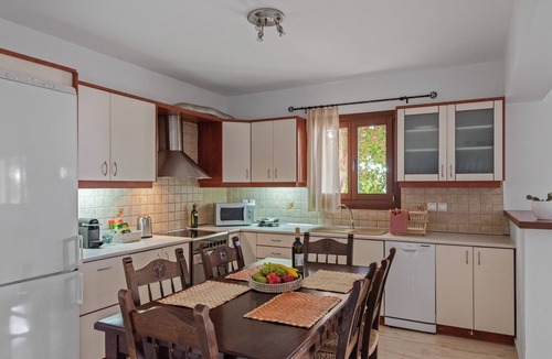 Makry Gialos Apartment | Liakoto Stonewall House Ground Floor
