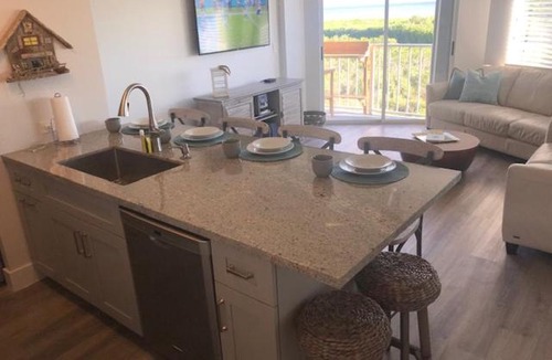 Tavernier House | LICENSED MGR - MODERN OCEANFRONT - OCEAN VIEWS CONDO! BAR and BEACH RESORT!