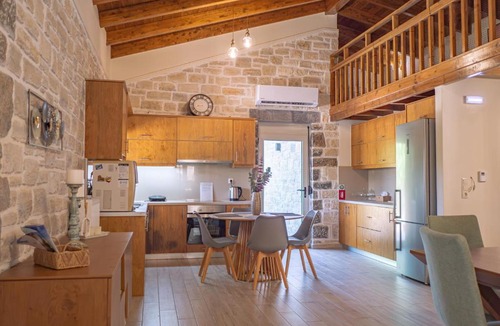 Houdetsi Villa | Lithic Oikos