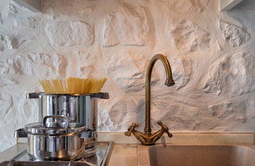 Omales Hotel | Lithos Stone Suites