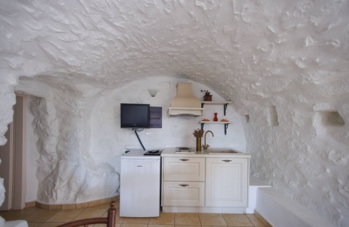 Omales Hotel | Lithos Stone Suites