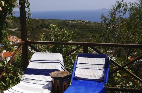 Alonissos House | Little Yellow House With Beautiful Sea View