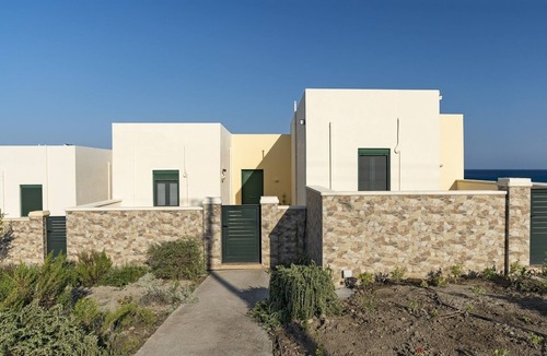 Lahania House | Live by the sea at House Almyra