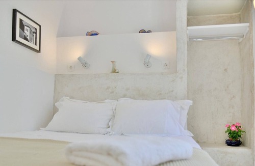 idhra House | Loukia's Apartments ( Garden Apartment )