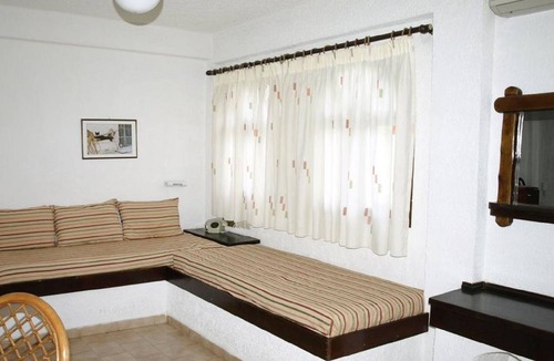 Mirtos Apartment | Lovely apartment for 4 guests with pool, WIFI, A/C, hot tub, TV, terrace and parking