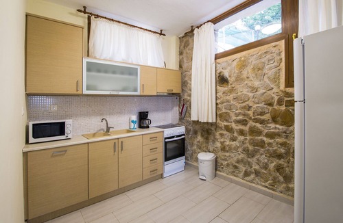 Aristotelis Apartment | Lovely comfortable apartment on a hill by the sea