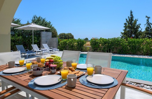 Gennadi House | Lovingly furnished house in a quiet location with heated pool and sea views