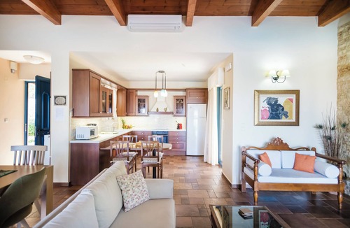 Giannoudion House | Luxurious villa, idyllic view, 5km from town & beach, total privacy, large pool