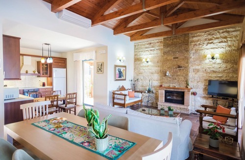 Giannoudion House | Luxurious villa, idyllic view, 5km from town & beach, total privacy, large pool