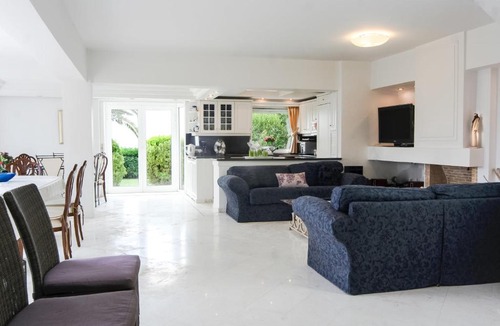 Anavyssos Villa | Luxurious Villa in Mavro lithari