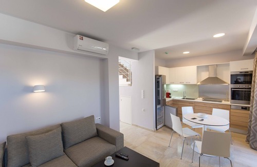 Adele Villa | Luxury 2Bedroom Villa Maisonette 2km from Beach with shared pool sleeps 5
