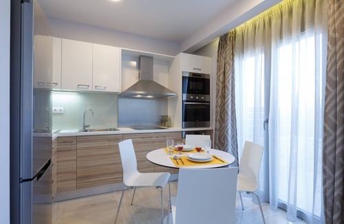 Adele Villa | Luxury 2Bedroom Villa Maisonette 2km from Beach with shared pool sleeps 5