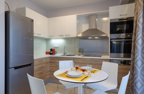 Adele Villa | Luxury 2Bedroom Villa Maisonette 2km from Beach with shared pool sleeps 5