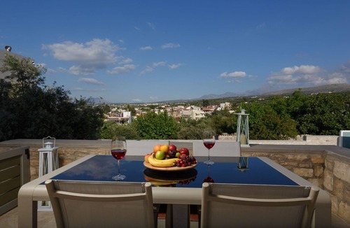 Adele Villa | Luxury 2Bedroom Villa Maisonette 2km from Beach with shared pool sleeps 5