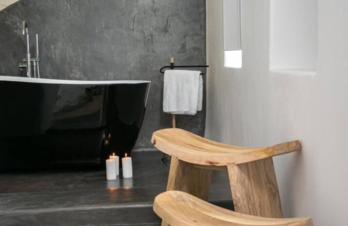 Oia Hotel | Luxury Cave Villa with Outdoor Jetted Tub and Sea View
