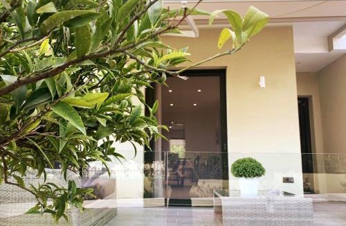 Akovitika Apartment | Luxury Home with Garden in the Suburbs