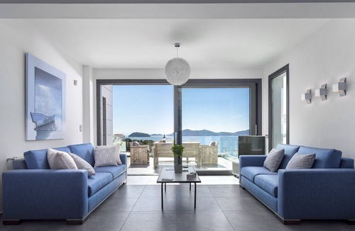 Palaio Tsifliki Villa | Luxury Living with a Pool by the Sea