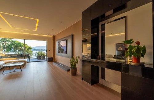 Volos City Centre Apartment | Luxury Sea View 2BR Apt - Balcony & Free Parking