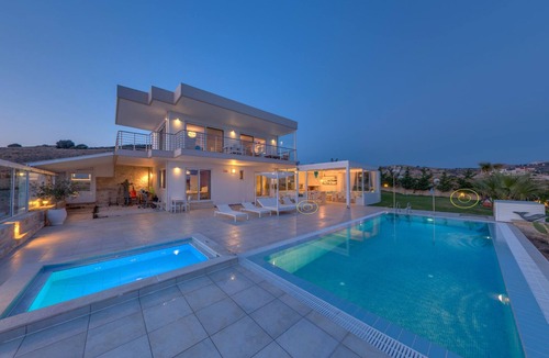 Kalamaki Villa | Luxury Villa Delfini Kalamaki Seaside Pool Jacuzzi Wi-Fi, Smart HOME