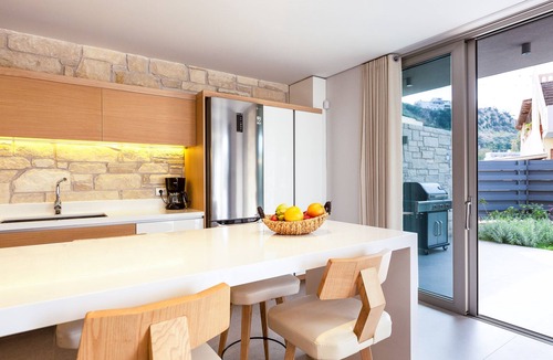 Platanias Town Villa | Luxus villa with Heated Pool 180m to the Beach, Restaurants Shops & Amenities