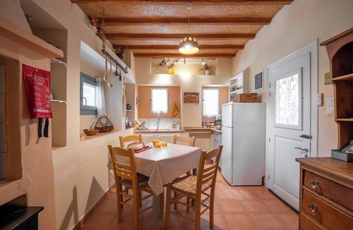 Parasporos Cottage | Magaya Beach House | Steps From the Beach & Close to Town.