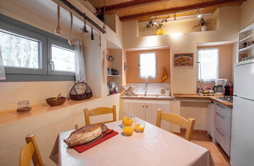 Parasporos Cottage | Magaya Beach House | Steps From the Beach & Close to Town.