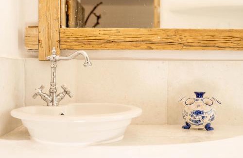 Limni Vouliagmenis House | Maison De Yaya at Heraion Lagoon
