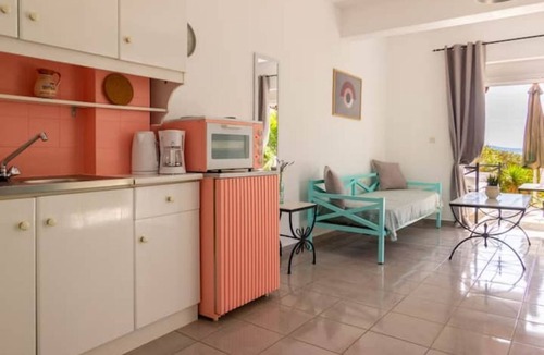 Porto Heli Apartment | Maison of apartments next to the beach-Studio Pink