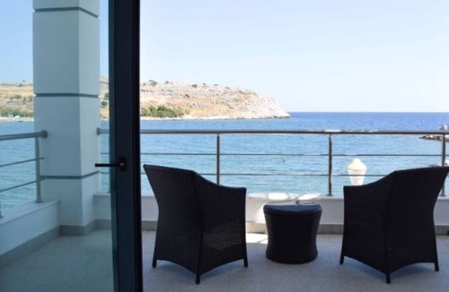 Haraki Villa | Majestic Blue Beachfront Villa