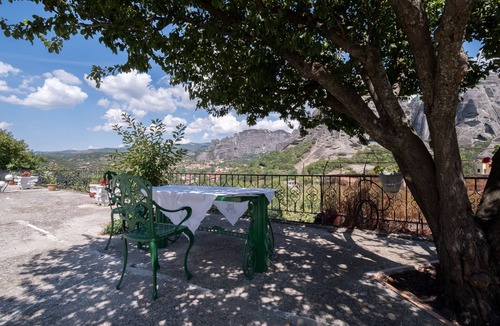 Kalambaka House | Majestic view Home just under Meteora Unesco Site