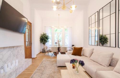 Athens City Centre Villa | Majestic Villa overlooking Acropolis with Hot Tub