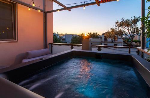 Athens City Centre Villa | Majestic Villa overlooking Acropolis with Hot Tub
