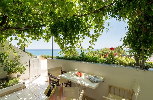 Makry Gialos Apartment | Makrigialos: Ikaros apartment with 1bedroom and a living-room by the sea