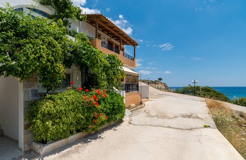 Makry Gialos Apartment | Makrigialos: Ikaros apartment with 1bedroom and a living-room by the sea