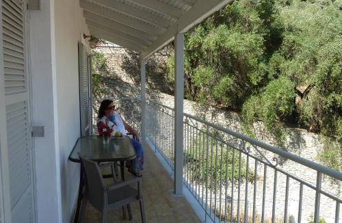 Katavolos Apartment | Mandraki House Upper, 100m from Kaminaki Beach