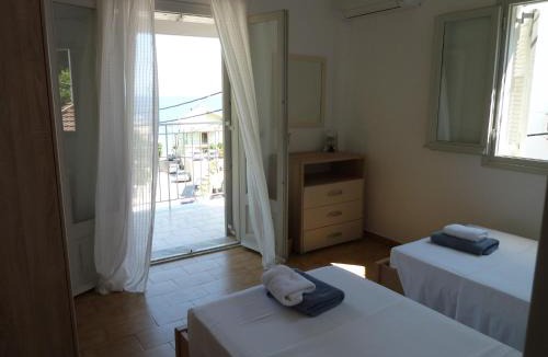 Katavolos Apartment | Mandraki House Upper, 100m from Kaminaki Beach