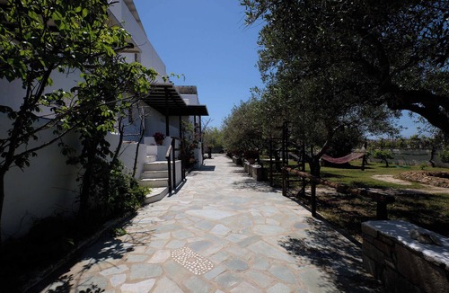 Parasporos Apartment | Marili Ground-Floor Two-Room Apartment with Kitchen & Garden View in Paros