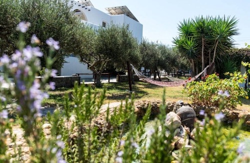 Parasporos Apartment | Marili Ground-Floor Two-Room Apartment with Kitchen & Garden View in Paros