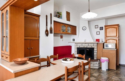 Monemvasia Apartment | Matroni's House - Seafront Getaway in Monemvasia