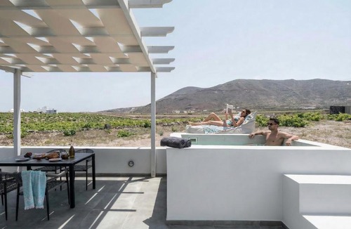 Kamari Villa | MelivOia - Sunset Jacuzzi Villas