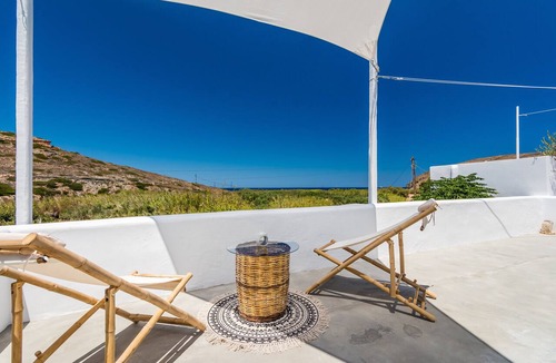 Milos House | Milos Casa ,where the guests can enjoy the gentle and relaxing sound of reeds.