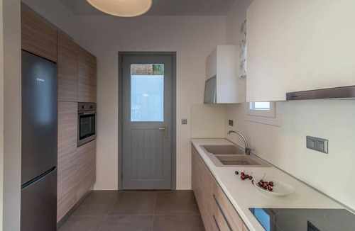Apollonia Apartment | MilosWaves Ground Floor Apartment